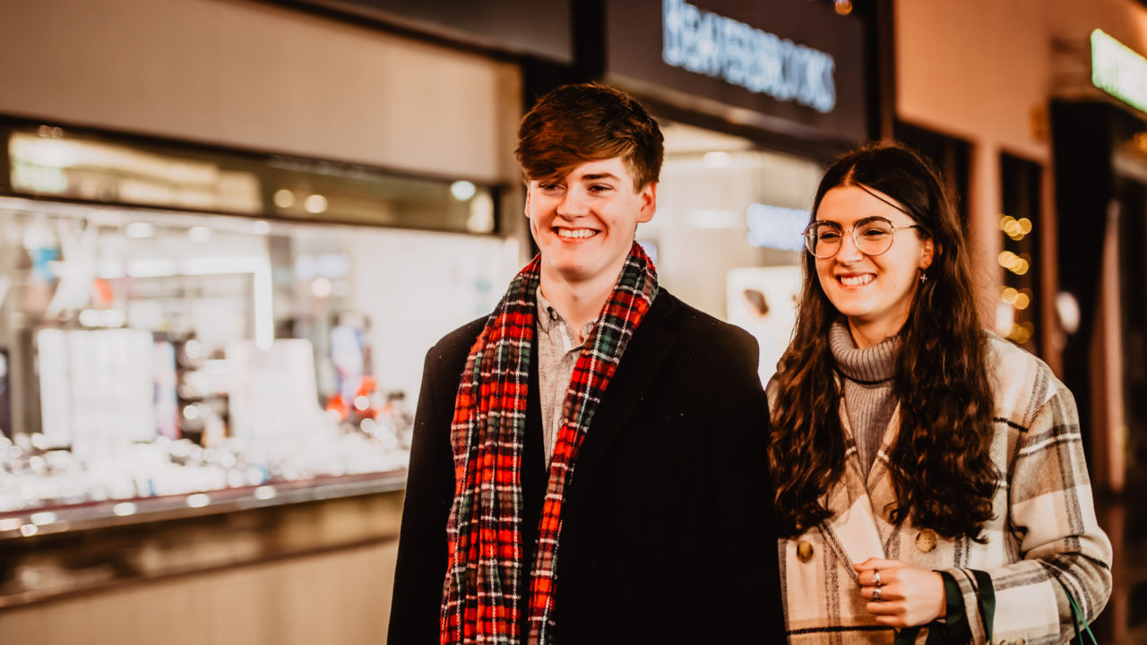 Couple Christmas Shopping2