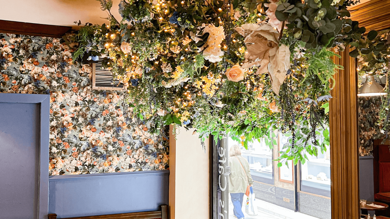 queen cafe (6) (1)